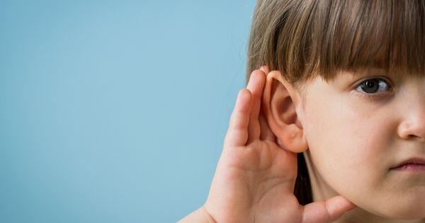 bambina mano orecchio non sente